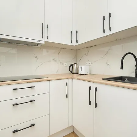 Spacious For 11 With 5 Bedrooms In By Renters فروتسواف