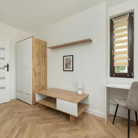 شقة Spacious For 11 With 5 Bedrooms In By Renters فروتسواف