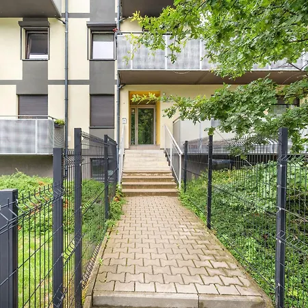 Spacious For 11 With 5 Bedrooms In By Renters شقة فروتسواف