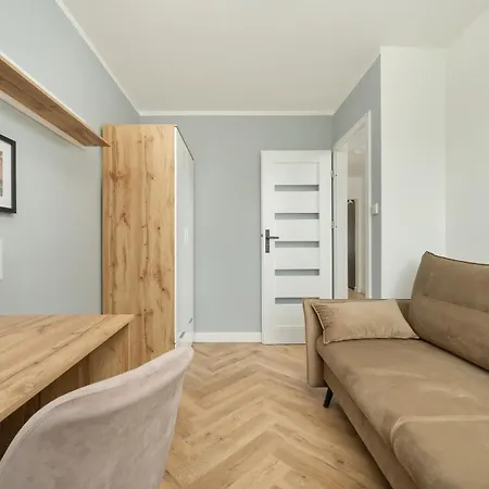 Spacious For 11 With 5 Bedrooms In By Renters Breslavia