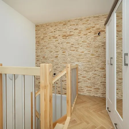 Spacious For 11 With 5 Bedrooms In By Renters * Breslavia